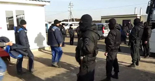 Силовики во время рейда на одной из стройплощадок в Ростове-на-Дону. 13 марта 2017 г. Кадр из видео пресс-службы УТ МВД РФ по СКФО Силовики во время рейда на одной из стройплощадок в Ростове-на-Дону. 13 марта 2017 г. Кадр из видео пресс-службы УТ МВД РФ по СКФО