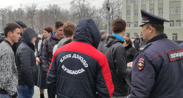 Сотрудник полиции и родственники задержанных по делу о смерти Цкаева во время акции. Владикавказ, 14 марта 2017 г. Фото Эммы Марзоевой для "Кавказского узла"
