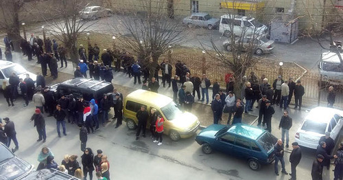 Сторонники Эдуарда Кокойты во время акции. Цхинвал, 13 марта 2017 г. Фото Арсена Козаева для "Кавказского узла" Сторонники Эдуарда Кокойты во время акции. Цхинвал, 13 марта 2017 г. Фото Арсена Козаева для "Кавказского узла"