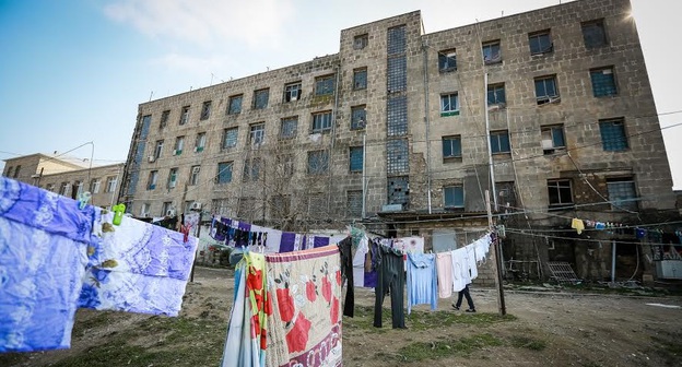 Аварийное здание общежития, в котором с 1993 года проживают вынужденные переселенцы. Баку, март 2017 года. Фото Азиза Каримова для "Кавказского узла"
