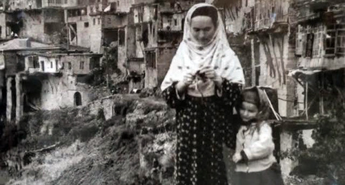 Фотография На выставке Манабы Магомедовой "За Рукоделием", село Кубачи. Фото  Ильяса Калиева для "Кавказского узла"