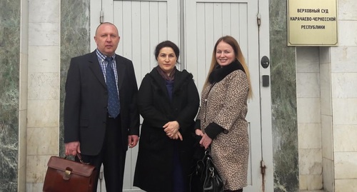 Представитель правозащитной группы "Агора" Андрей Сабинин, Лейла Аркелова и представитель аппарата уполномоченного по правам человека в РФ Юлия Данилина. Черкесск, 16 марта 2017 года. Фото Аси Капаевой для "Кавказского узла". 