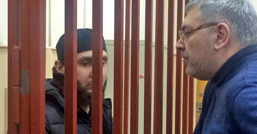 Заур Дадаев (слева) и адвокат Шамсудин Цакаев в зале суда. Москва, 23 ноября 2015 г. Фото Юлии Буславской для "Кавказского узла" Заур Дадаев (слева) и адвокат Шамсудин Цакаев в зале суда. Москва, 23 ноября 2015 г. Фото Юлии Буславской для "Кавказского узла"