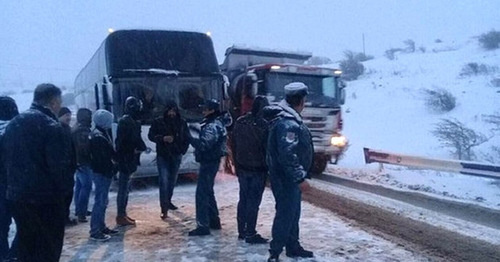 Сотрудники МЧС и российские туристы на трассе М-2 в Армении. 16 марта 2017 г. Фото https://ru.armeniasputnik.am Сотрудники МЧС и российские туристы на трассе М-2 в Армении. 16 марта 2017 г. Фото https://ru.armeniasputnik.am