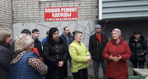 Жители дома в Черкесске протестуют против продажи подвала, фото Аси Капаевой 18.03.2016