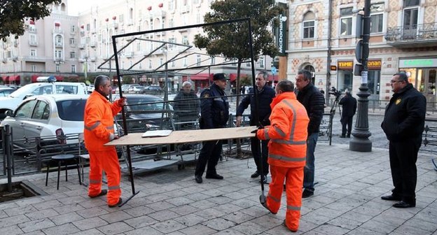 Демонтаж самовольно установленные в центре Тбилиси конструкций и прилавков. © Sputnik/ Александр Имедашвили
 https://sputnik-georgia.ru/society/20160429/231399609.html