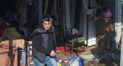 Торговец "Детского мира" в Тбилиси после пожара. Фоото  © Sputnik / Levan Avlabreli
 https://sputnik-georgia.ru/society/20170320/235262725/Pogorelcy-iz-TC-Detskij-mir-ustanovjat-palatki-v-centre-Tbilisi.html