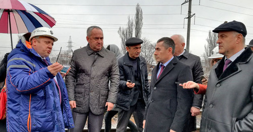 Председатель правительства Северной Осетии Таймураз Тускаев посетил ОАО “Электроцинк”. На снимке: (слева направо) Игорь Ходыко,  Таймураз Тускаев,  Хайдарбек Бутов и Эльбрус Бокоев. Владикавказ, 23 марта 2017 г. Фото Эммы Марзоевой для "Кавказского узла"