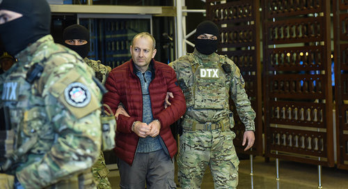 Конвоирование Александра Лапшина. Фото © Спутник / Мурад Orujov
https://sputnik.az/life/20170207/408786687/blogger-lapsin-bakida.html