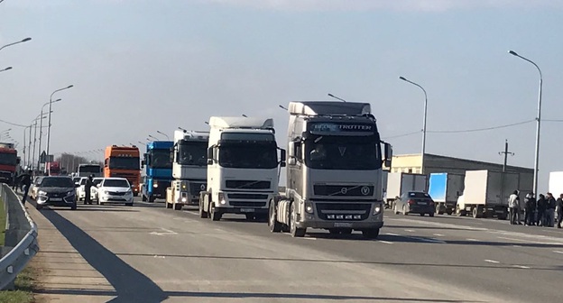 Автомобили дальнобойщиков во время акции на трассе в Дагестане. 28 марта 2017 года. Фото Патимат Махмудовой для "Кавказского узла"