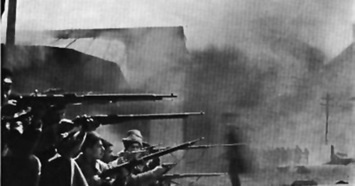Вооружённые армяне в районе сожжённого азербайджанского («татарского» по тогдашней терминологии) базара. Баку, март 1918. Фото MAYNARD OWEN WILLIAMS https://ru.wikipedia.org