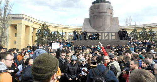 Участники митинга сторонников Навального. Волгоград, 26 марта 2017 г. Фото Татьяны Филимоновой для "Кавказского узла" Участники митинга сторонников Навального. Волгоград, 26 марта 2017 г. Фото Татьяны Филимоновой для "Кавказского узла"