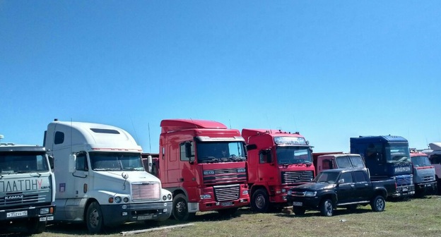 Автомобили протестующих дальнобойщиков в селе Тухчар. Дагестан, 3 апреля 2017 года. Фото Ильяса Капиева для "Кавказского узла"