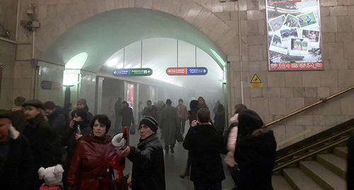 Вестибюль метро во время трагических событий. Взрыв в метро в С.Петербурге. Задымление на станции Фото 
vk.com/spb_today