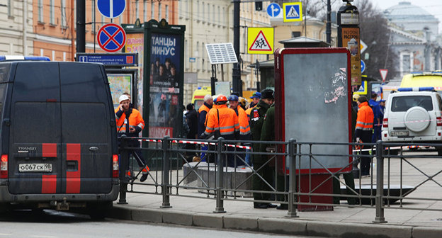 У станции метров в Санкт-Петербурге после взрыва. Фото © Sputnik/ Виктория Виатрис
https://ru.armeniasputnik.am/world/20170404/6910763/v-sovershenii-terakta-v-peterburge-podozrevaetsya-vyhodec-iz-kirgizii.html