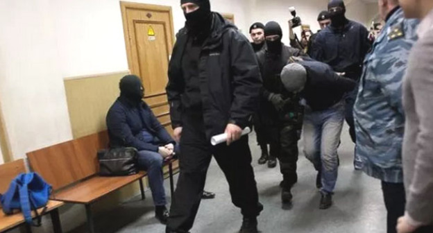 Подсудимого по делу Немцова Шагида Губашева ведут по коридору Басманного суда Москвы. Фото: Центр журналистских расследований http://investigator.org.ua/news/150556/
