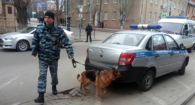 Кинолог на месте взрыва в Ростове-на-Дону
Фото Константина Волгина для "Кавказского узла"