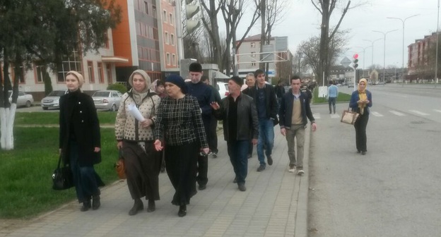 Жители чеченской столицы идут на антитеррористический митинг. Грозный, 8 апреля 2017 года. Фото Николая Петрова для "Кавказского узла"