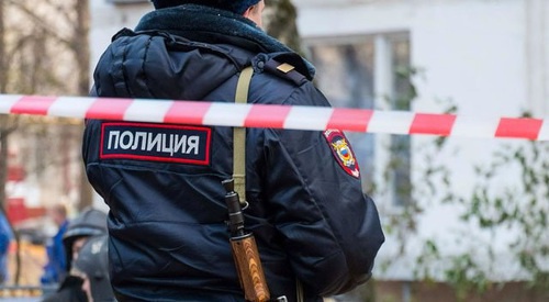 Сотрудник полиции на месте преступления. Фото: http://misanec.ru/2016/08/01/na-territorii-ulyanovskoj-shkoly-obnaruzhen-trup-uchitelya/