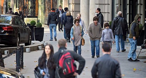 Прохожие на улице Тбилиси. Фото © Sputnik / Alexander Imedashvili
 https://sputnik-georgia.ru/politics/20170125/234648764/Chast-vynuzhdennyh-pereselencev-v-Gruzii-mogut-lishit-posobij.html