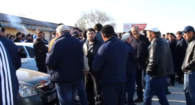 Дальнобойщики, протестующие против системы "Платон". Манас, 17 апреля 2017 г. Кадр из видео "Кавказского узла"