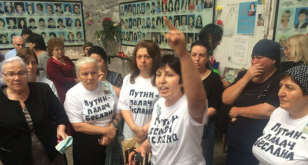 Участницы акции протеста в спортзале школы №1 в сентябре 2016 года.  Фото: Диана Хачатрян http://www.president-sovet.ru/

