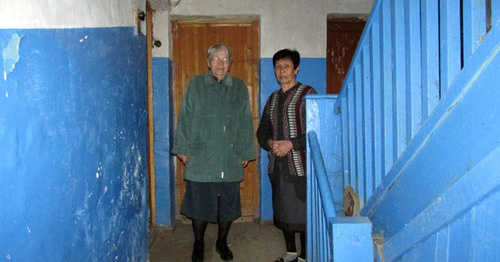 Галина Муругова (слева) и Сара Рамазанова (справа) живут в бесхозном доме. Фото Вячеслава Ященко для "Кавказского узла"