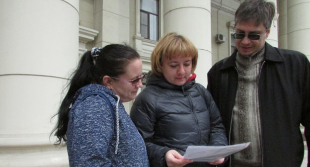 Участники акции протеста дальнобойщиков против системы "Платон" передают письмо губернатору Андрею Бочарову. Волгоград, 21 апреля 2017 г. Фото Вячеслава Ященко для "Кавказского узла"
