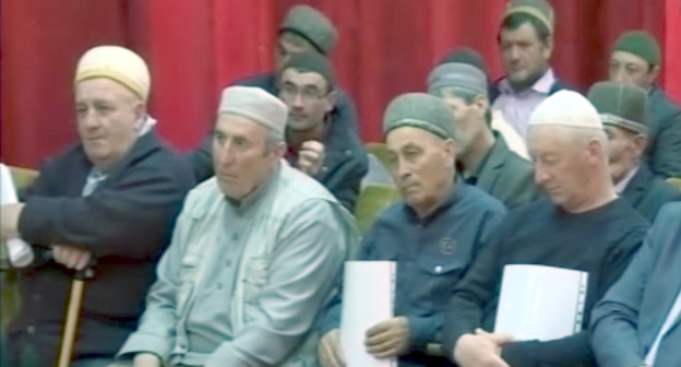 Имамы в КЧР слушают разъяснения по поводу запрета на дорогостоящие поминки. Скриншот из телесюжета ГТРК Карачаево-Черкесия, Youtube.com/watch?v=Sj0dHoL-4D8