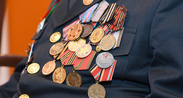 Награды ветерана. Фото © Sputnik / Murad Orujov
https://ru.sputnik.az/azerbaijan/20170424/409981385/vtoraya-mirovaya-voyna-veterani-materialnaya-pomosh.html