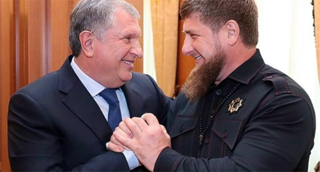 Рамзан Кадыров (справа) на встрече с Игорем Сечиным. Фото http://www.kavkazr.com/a/sechin-pozvolil-kadyrovu-vstretitysya-s-nim/28440736.html