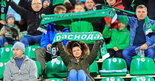 Болельщики футбольного клуба "Краснодар". Фото http://bloknot-krasnodar.ru/ Болельщики футбольного клуба "Краснодар". Фото http://bloknot-krasnodar.ru/
