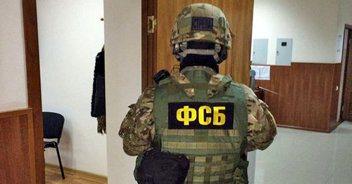 Сотрудник ФСБ. Фото http://gazetaingush.ru/news/v-ingushetii-pri-vymogatelstve-vzyatki-zaderzhany-dva-sotrudnika-upravleniya-mvd-po-voprosam Сотрудник ФСБ. Фото http://gazetaingush.ru/news/v-ingushetii-pri-vymogatelstve-vzyatki-zaderzhany-dva-sotrudnika-upravleniya-mvd-po-voprosam