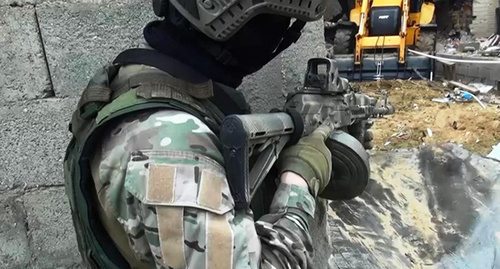 Сотрудник силовых структур во время КТО. Фото: http://nac.gov.ru/kontrterroristicheskie-operacii/v-hode-specoperaciy-v-dagestane-organami.html Сотрудник силовых структур во время КТО. Фото: http://nac.gov.ru/kontrterroristicheskie-operacii/v-hode-specoperaciy-v-dagestane-organami.html