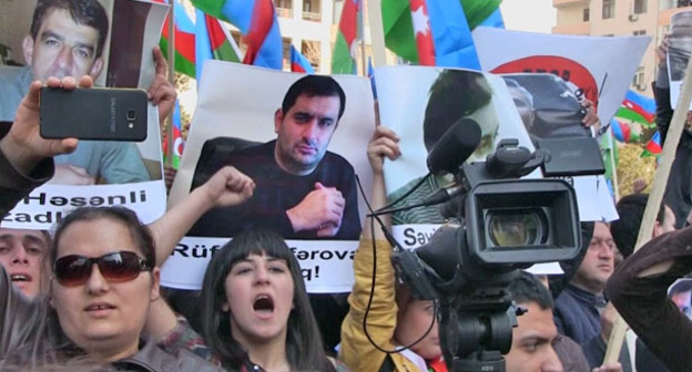 Оппозиционный митинг под лозунгом: "Нет грабежу, нет лжи, нет монархии!". Баку, 8 апреля 2017 г. Кадр из видео CaucasianKnot https://www.youtube.com/watch?v=uDyJF_zP7Oc
