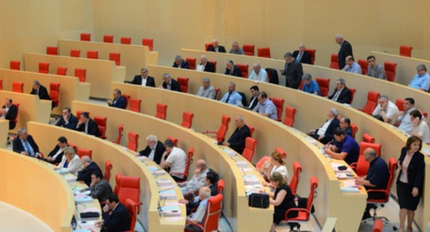 Грузинские парламентарии во время заседания 22 июня 2016 года. Фото: Parliament.ge


