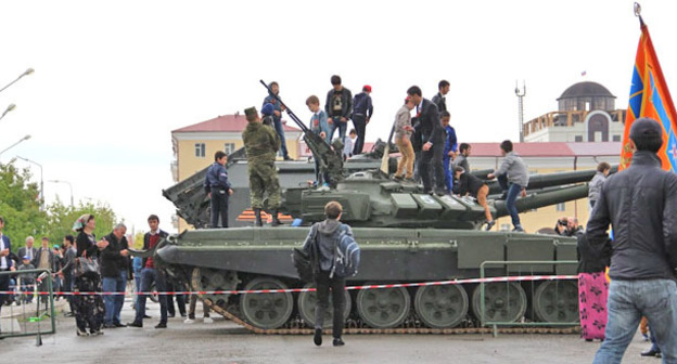 Военная техника в центре Грозного. Фото Магомеда Магомедова для "Кавказского узла"
