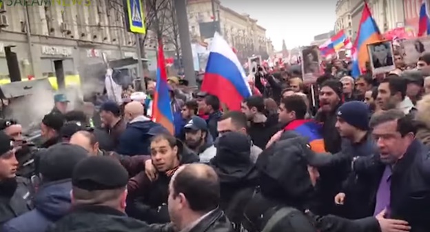 Конфликт между представителями азербайджанской и армянской делегаций на акции "Бессмертный полк" в Москве. 9 мая 2017 г. Скриншот с видео https://www.youtube.com/watch?v=DzytTF3mso0 
