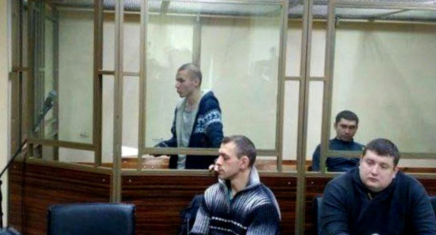 Артур Панов (на заднем плане слева) в зале суда. Фото http://www.1rnd.ru/