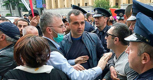 Полиция разгоняет участников акции обманутых дольщиков. Тбилиси, 10 мая 2017 г. Фото: Sputnik/Alexander Imedashvili Полиция разгоняет участников акции обманутых дольщиков. Тбилиси, 10 мая 2017 г. Фото: Sputnik/Alexander Imedashvili
