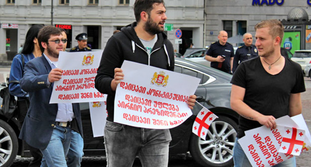 Участники акции против проекта Конституции. Надпись на плакатах - "Защити Конституцию! Защити право избирать президента! Защити свой голос!". Тбилиси, 15 мая 2017 г. Фото Инны Кукуджановой для "Кавказского узла"