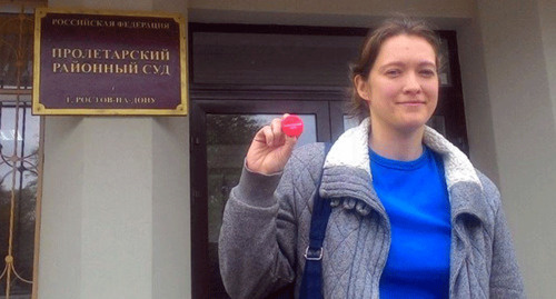 Елена Куликова на фоне Пролетарского районного суда Ростова-на-Дону. Фото Константина Волгина для "Кавказского узла" Елена Куликова на фоне Пролетарского районного суда Ростова-на-Дону. Фото Константина Волгина для "Кавказского узла"
