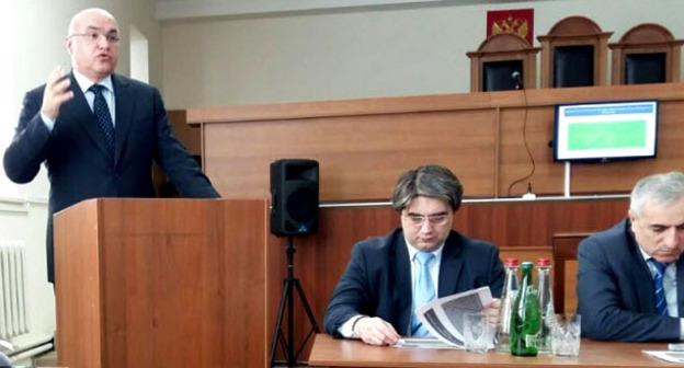 Выступление председателя Верховного суда Дагестана Руслана Мирзаева (слева). Фото www.riadagestan.ru