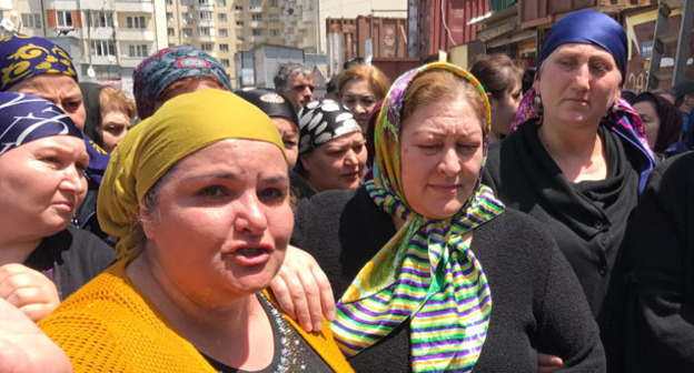Торговцы махачкалинского рынка "Дагэлектромаш" во время акции протеста. Махачкала, 18 мая 2017 г. Фото Патимат Махмудовой для "Кавказского узла"