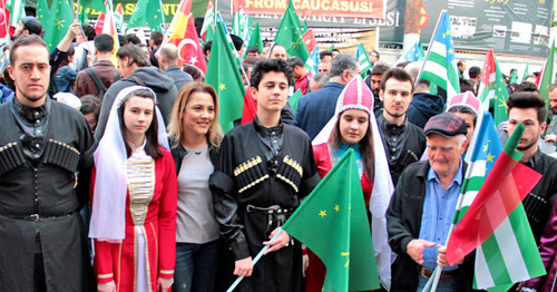 В акции участвовали люди разных возрастов. Стамбул, 21 мая 2017 г. Фото Магомеда Туаева для "Кавказского узла"