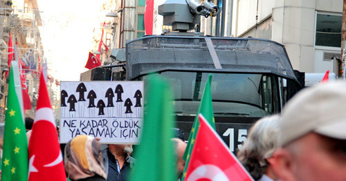 Флаги и плакаты участников акции. Стамбул, 21 мая 2017 г. Фото Магомеда Туаева для "Кавказского узла"