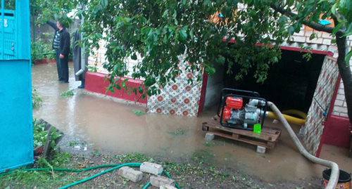Подтопленный двор частного дома. Фото http://bloknot-stavropol.ru/news/politsiya-i-spasateli-evakuiruyut-postradavshikh-o Подтопленный двор частного дома. Фото http://bloknot-stavropol.ru/news/politsiya-i-spasateli-evakuiruyut-postradavshikh-o