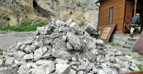 Строительный мусор рядом с самостроем. Северная Осетия, 25 мая 2017 г. Фото Эммы Марзоевой для "Кавказского узла"