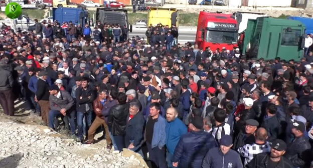 Протест дальнобойщиков в Дагестане. Скриншот с видео https://www.youtube.com/watch?v=2ZmC1wgowag