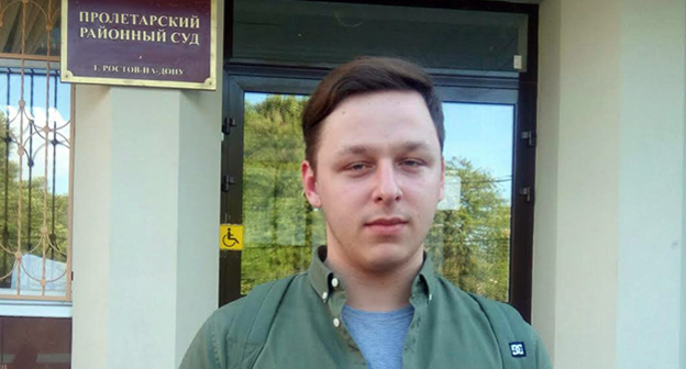 Тимофей Мартыненко на фоне Пролетарского районного суда Ростова-на-Дону. Фото Константина Волгина для Кавказского узла